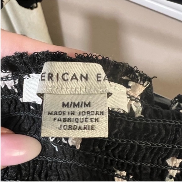 American Eagle black floral cropped smocked flowy sleeve top - Picture 4 of 5
